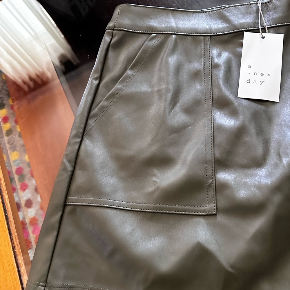 a new day Burgundy Faux Leather Mini Skirt sz XS 4 - Picture 4 of 12